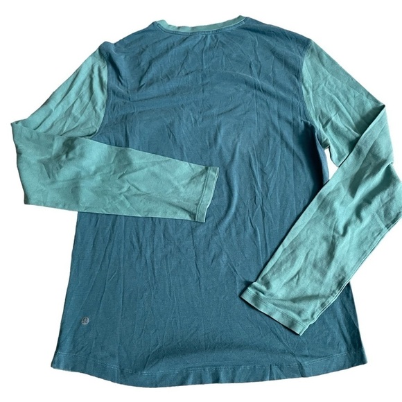 Men’s Lululemon long sleeved t-shirt with pocket. Two tone teal. Measures S. - Picture 2 of 7